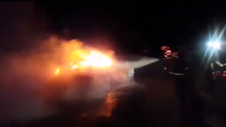 Incendiu devastator pe DN 6, într-o localitate din județul Caraș Severin. Un tir a ars în totalitate